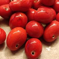 Organisk formede røde glas perler.